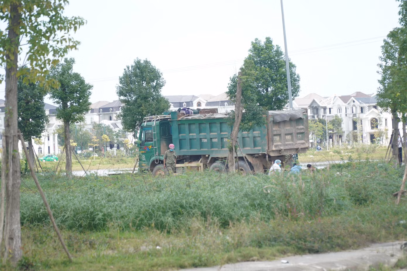 Xe ô tô tải ben do tài xế Nguyễn Vũ điều khiển xảy ra va chạm với xe gắn máy lưu thông cùng chiều, làm 3 mẹ con tử vong tại chỗ. Ảnh: N.V Xe ô tô tải ben do tài xế Nguyễn Vũ điều khiển xảy ra va chạm với xe gắn máy lưu thông cùng chiều, làm 3 mẹ con tử vong tại chỗ. Ảnh: N.V