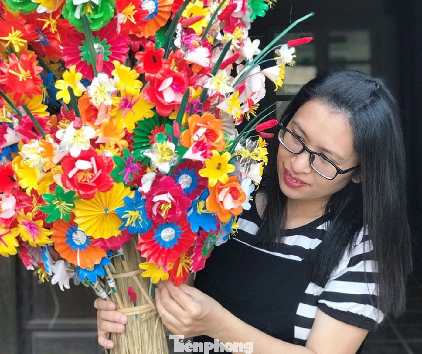 Tại Dương Nỗ còn có nghề làm hoa giấy Thanh Tiên. Đây là nghề truyền thống đã tồn tại hàng trăm năm. Từ những đóa hoa đậm màu tâm linh, với sen giấy, cúc giấy, hồng giấy… được chế tác tinh xảo qua bàn tay của những người thợ làng, hoa giấy Thanh Tiên đã góp phần tạo nên bản sắc văn hóa xứ Huế, trở thành sản phẩm du lịch sáng tạo thu hút du khách. Tại Dương Nỗ còn có nghề làm hoa giấy Thanh Tiên. Đây là nghề truyền thống đã tồn tại hàng trăm năm. Từ những đóa hoa đậm màu tâm linh, với sen giấy, cúc giấy, hồng giấy… được chế tác tinh xảo qua bàn tay của những người thợ làng, hoa giấy Thanh Tiên đã góp phần tạo nên bản sắc văn hóa xứ Huế, trở thành sản phẩm du lịch sáng tạo thu hút du khách.