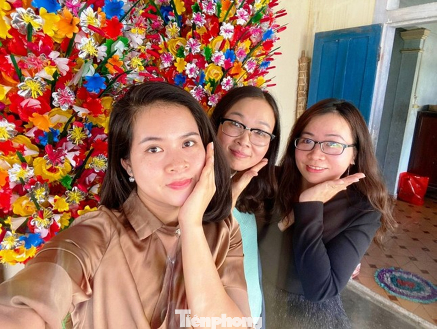 Tại Dương Nỗ còn có nghề làm hoa giấy Thanh Tiên. Đây là nghề truyền thống đã tồn tại hàng trăm năm. Từ những đóa hoa đậm màu tâm linh, với sen giấy, cúc giấy, hồng giấy… được chế tác tinh xảo qua bàn tay của những người thợ làng, hoa giấy Thanh Tiên đã góp phần tạo nên bản sắc văn hóa xứ Huế, trở thành sản phẩm du lịch sáng tạo thu hút du khách. Tại Dương Nỗ còn có nghề làm hoa giấy Thanh Tiên. Đây là nghề truyền thống đã tồn tại hàng trăm năm. Từ những đóa hoa đậm màu tâm linh, với sen giấy, cúc giấy, hồng giấy… được chế tác tinh xảo qua bàn tay của những người thợ làng, hoa giấy Thanh Tiên đã góp phần tạo nên bản sắc văn hóa xứ Huế, trở thành sản phẩm du lịch sáng tạo thu hút du khách.