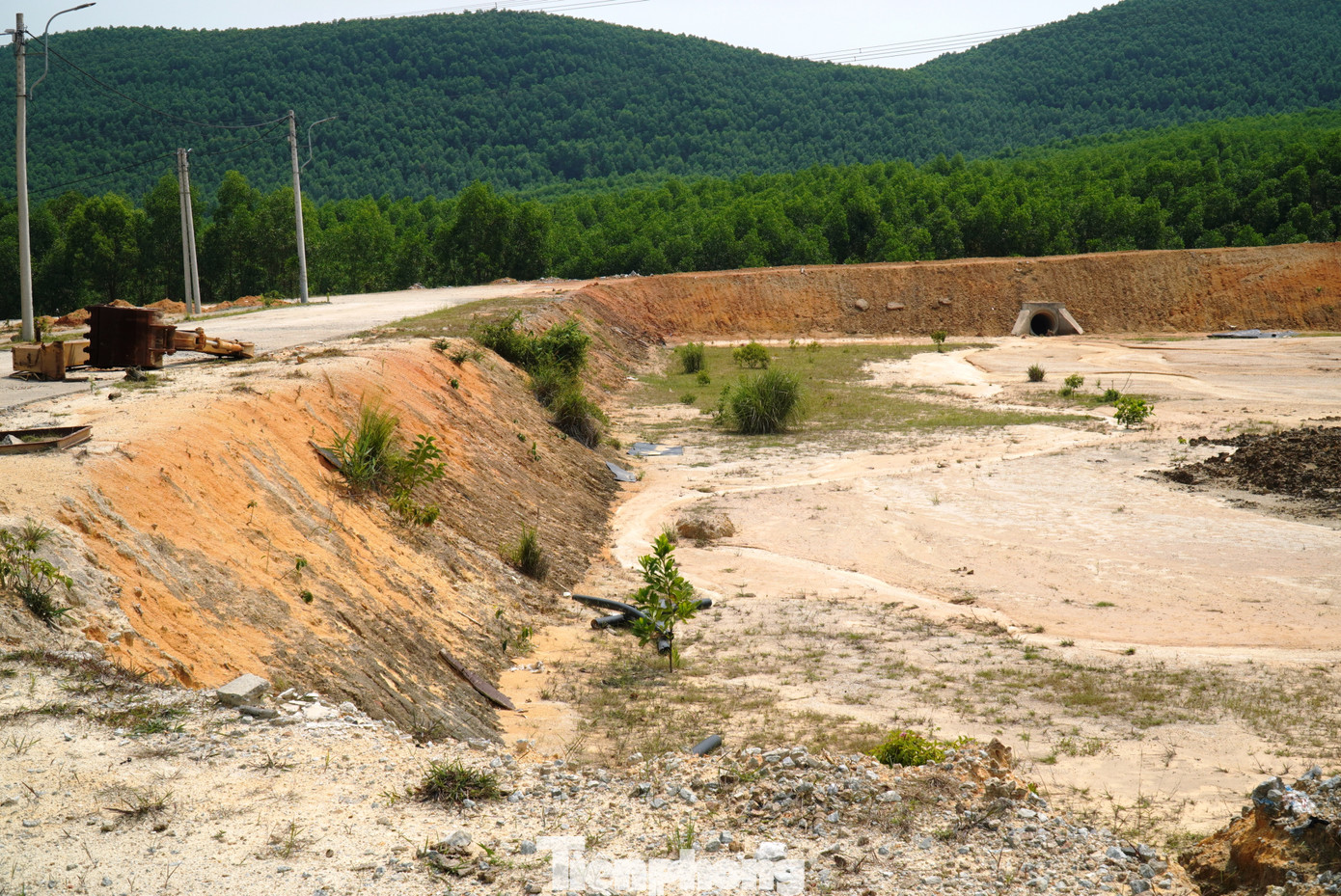 Cuối năm 2017, UBND tỉnh TT-Huế quyết định phê duyệt dự án xử lý triệt để ô nhiễm môi trường do rác thải sinh hoạt tại các khu vực trọng điểm tỉnh. Dự án được triển khai trên diện tích đất đồi núi rộng khoảng 20ha tại xã Hương Bình, thị xã Hương Trà (dự án xử lý rác thải Hương Bình). Dự án thi công năm 2018, do Ban Quản lý Dự án (QLDA) Đầu tư Xây dựng và Phát triển đô thị tỉnh TT-Huế làm chủ đầu tư, với tổng trị giá vốn gần 86 tỷ đồng, triển khai qua 2 giai đoạn.