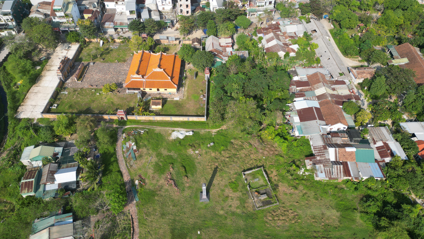 Liên quan cuộc sống tạm bợ của 31 hộ dân “mắc kẹt” trong khu An Lăng, ông Hoàng Việt Trung - Giám đốc Trung tâm Bảo tồn Di tích Cố đô Huế, cho biết, do điều kiện lịch sử để lại nên có nhiều hộ dân sinh sống trong khu vực 1 di tích lăng Dục Đức (thuộc khu An Lăng). Nhiều hộ dân bày tỏ mong muốn được di dời để trả lại mặt bằng, cảnh quan cho di tích. Liên quan cuộc sống tạm bợ của 31 hộ dân “mắc kẹt” trong khu An Lăng, ông Hoàng Việt Trung - Giám đốc Trung tâm Bảo tồn Di tích Cố đô Huế, cho biết, do điều kiện lịch sử để lại nên có nhiều hộ dân sinh sống trong khu vực 1 di tích lăng Dục Đức (thuộc khu An Lăng). Nhiều hộ dân bày tỏ mong muốn được di dời để trả lại mặt bằng, cảnh quan cho di tích.