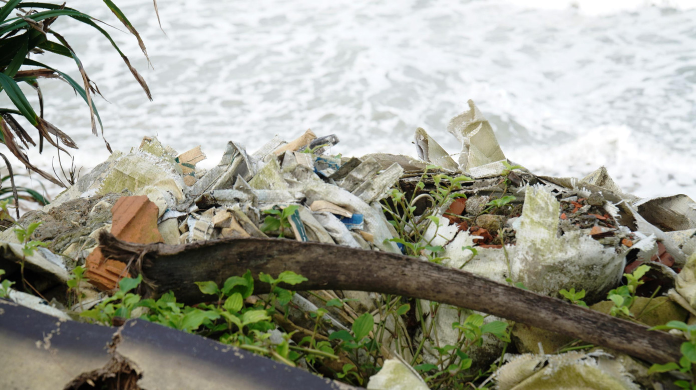 Theo ông Đặng Tiến Tùy - Chủ tịch UBND xã Phú Thuận, bãi rác cũ vừa “lộ thiên” do sóng cuốn từng hình thành từ năm 2008. Thời điểm đó, do địa phương chưa xây dựng và triển khai đề án thu gom, xử lý rác thải sinh hoạt, nên người dân tự phát xử lý bằng hình thức tập kết ra gần biển chôn lấp hoặc đốt. Cách xử lý rác này kéo dài trong 3 năm, kết thúc vào năm 2010, sau khi xã Phú Thuận triển khai đề án thu gom, xử lý rác thải sinh hoạt trên địa bàn.