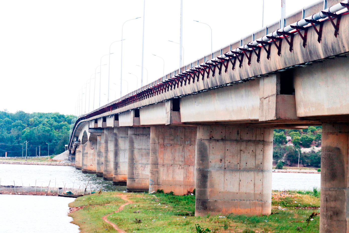 Cây cầu gồm 12 trụ, 2 mố được thiết kế vĩnh cửu bằng bê tông cốt thép dự ứng lực, chiều dài 607 m, rộng 10 m, đi qua mặt đầm nước đầm phá, khu vực hồ tôm và đất nông nghiệp bên trong của người dân.