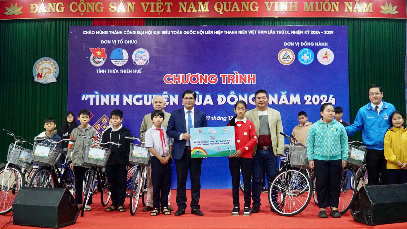 Tặng xe đạp, học bổng cho học sinh nghèo vượt khó học tốt. Tặng xe đạp, học bổng cho học sinh nghèo vượt khó học tốt.