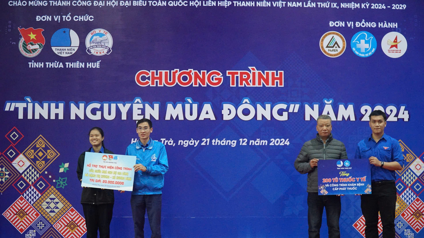 Tặng tủ thuốc y tế và hỗ trợ sửa nhà cho hộ gia đình có hoàn cảnh khó khăn. Tặng tủ thuốc y tế và hỗ trợ sửa nhà cho hộ gia đình có hoàn cảnh khó khăn.