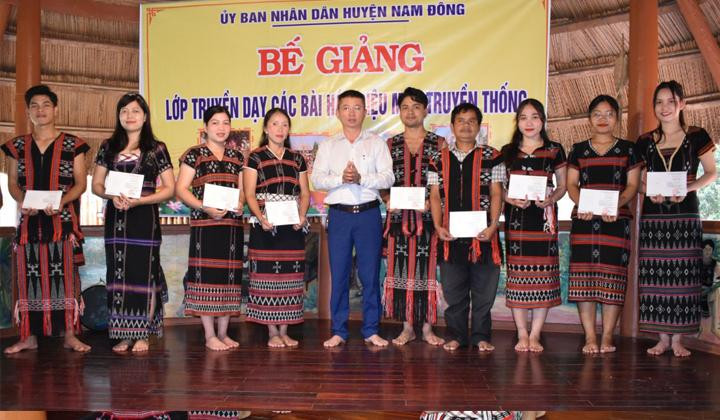 Trao giấy chứng nhận cho các học viên. Ảnh CTV