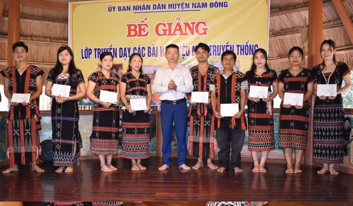 Trao giấy chứng nhận cho các học viên. Ảnh CTV