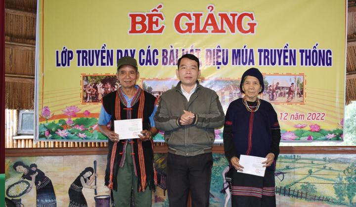 Trao giấy chứng nhận cho các nghệ nhân. Ảnh CTV