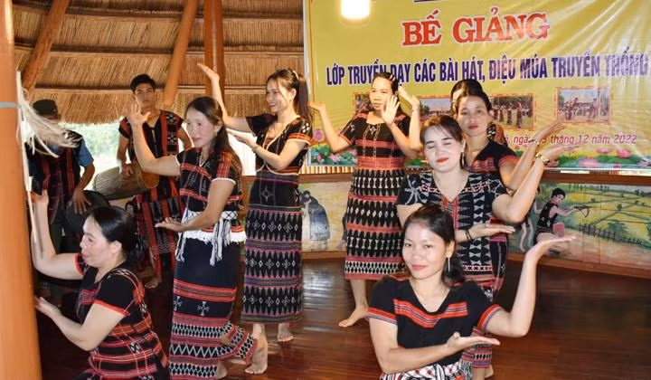 Các học viên trình diễn múa Cơ tu tại lễ bế giảng. Ảnh CTV
