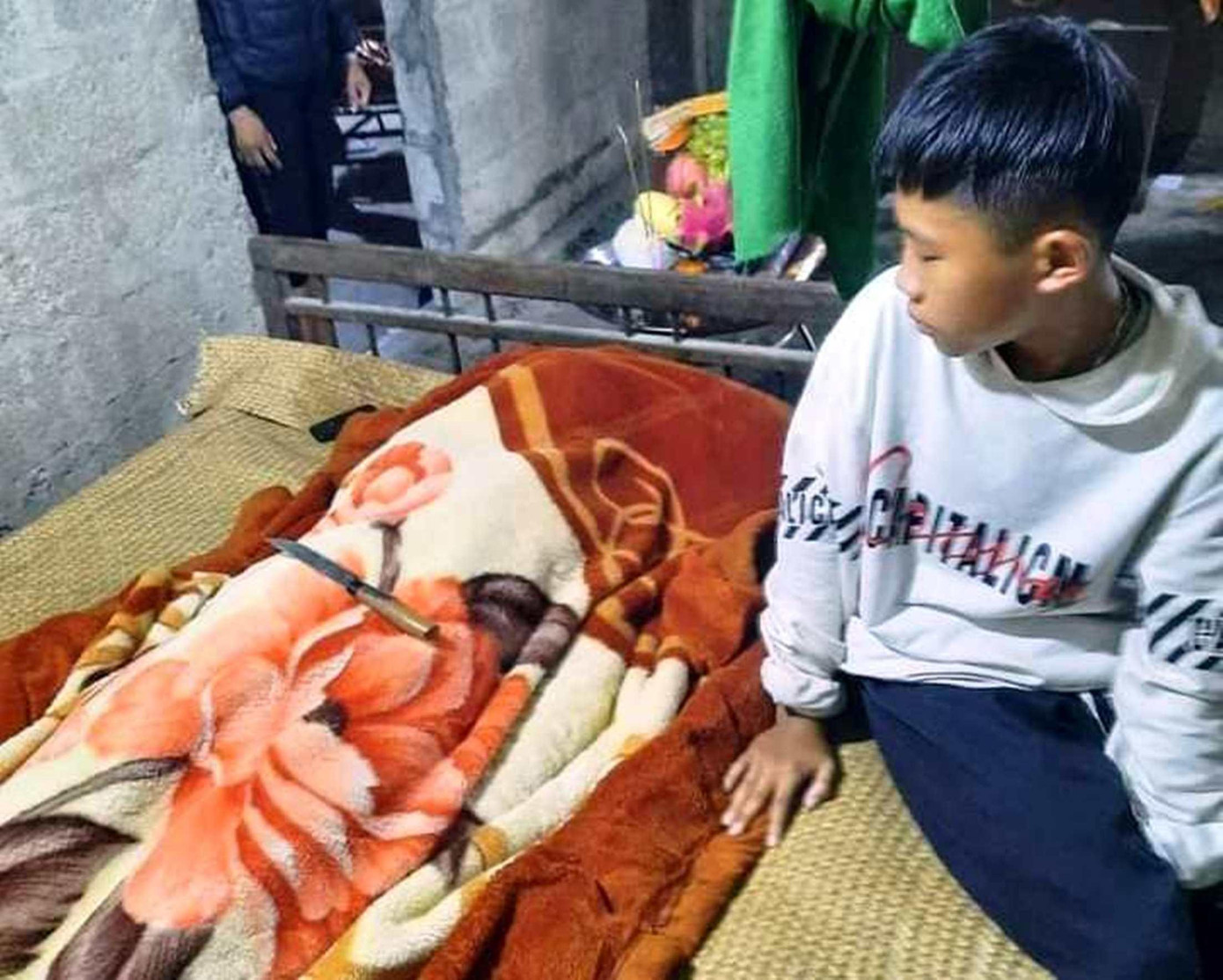 Người thân thẫn thờ bên thi thể chị L.T.P bị lũ cuốn gây đuối nước, tử vong