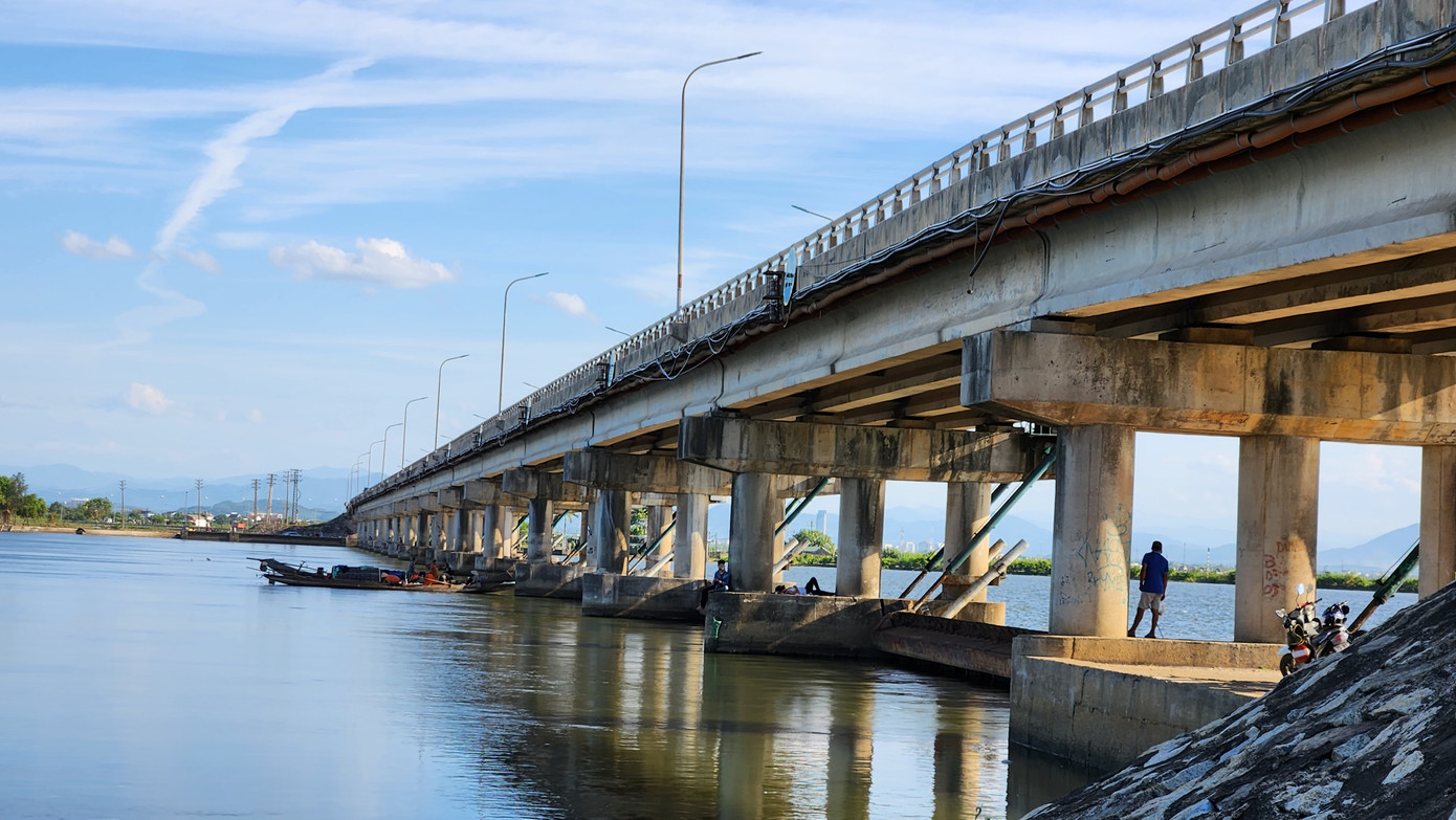 Dự án sẽ xử lý chống thấm nền đập bằng cừ thép từ khoang số 1 đến hết khoang số 15, với chiều dài 495 m. Kết hợp cừ thi công làm cừ chống thấm, với chiều sâu phần cừ chống thấm 13 m. Xử lý các khe rỗng dưới dầm dàn van bằng hình thức phun áp lực cao hỗn hợp cát trộn xi măng. Gia cố hố xói, lòng dẫn hạ lưu công trình bằng đá hộc, lớp rọ đá trên phạm vị 24 m đối với 6 khoang bờ Bắc và 44 m đối với 9 khoang bờ Nam.