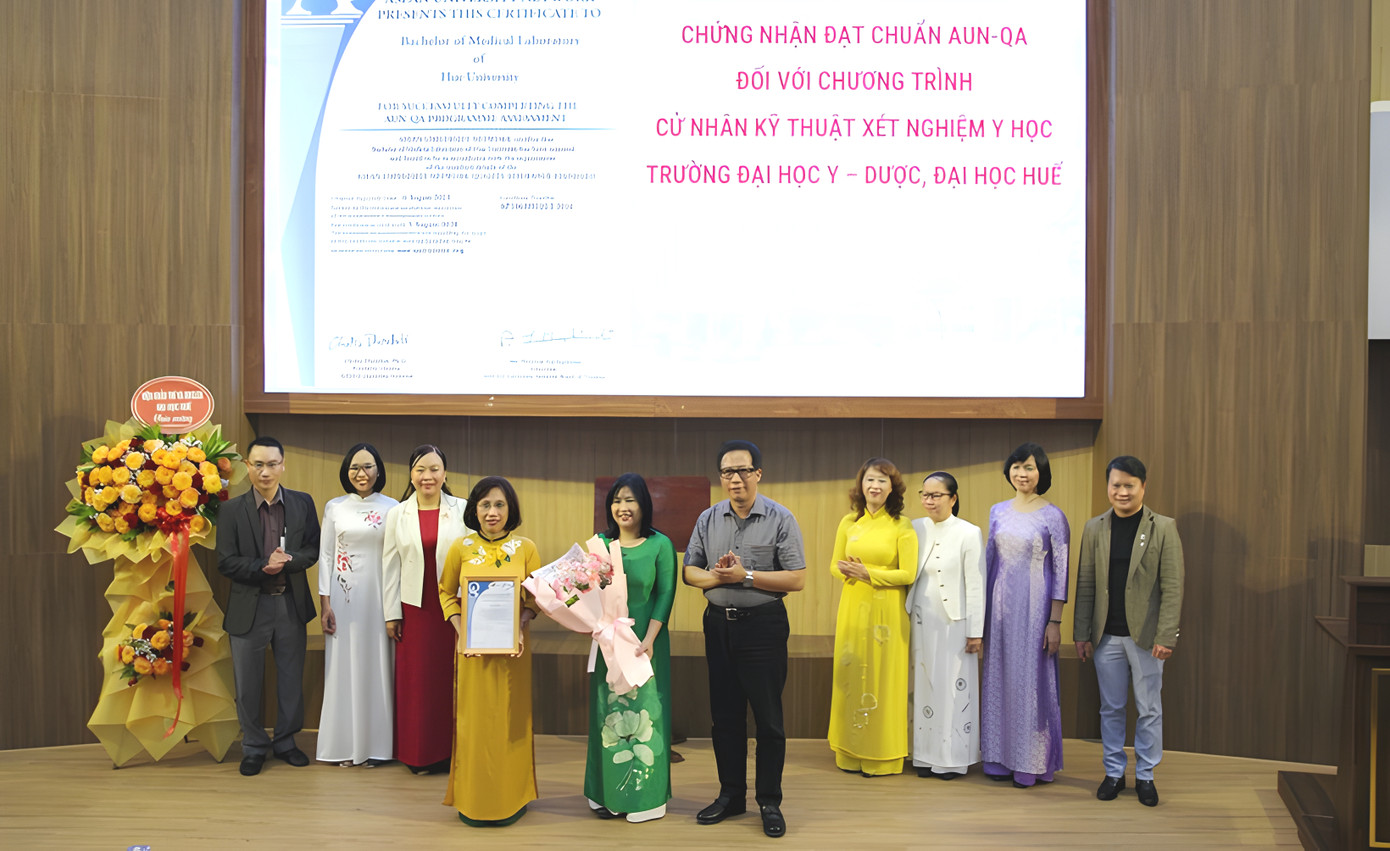 PGS.TS Lê Anh Phương - Giám đốc ĐH Huế (hàng đầu, bên phải) trao chứng nhận đạt chuẩn Hiệp hội các Trường Đại học Đông Nam Á cho Chương trình cử nhân Kỹ thuật xét nghiệm Y học Trường ĐH Y dược - ĐH Huế.