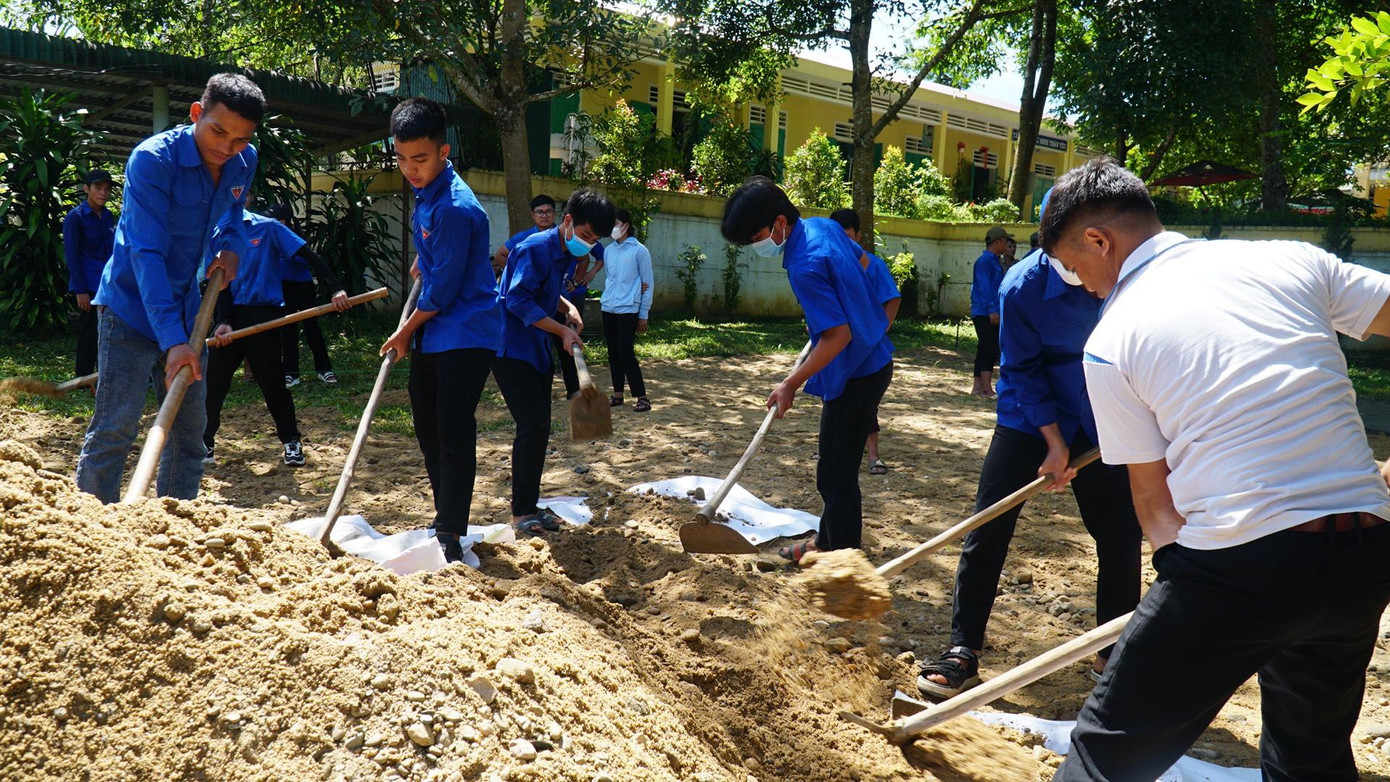 Sửa đường, làm sân bóng cho học sinh vùng cao
