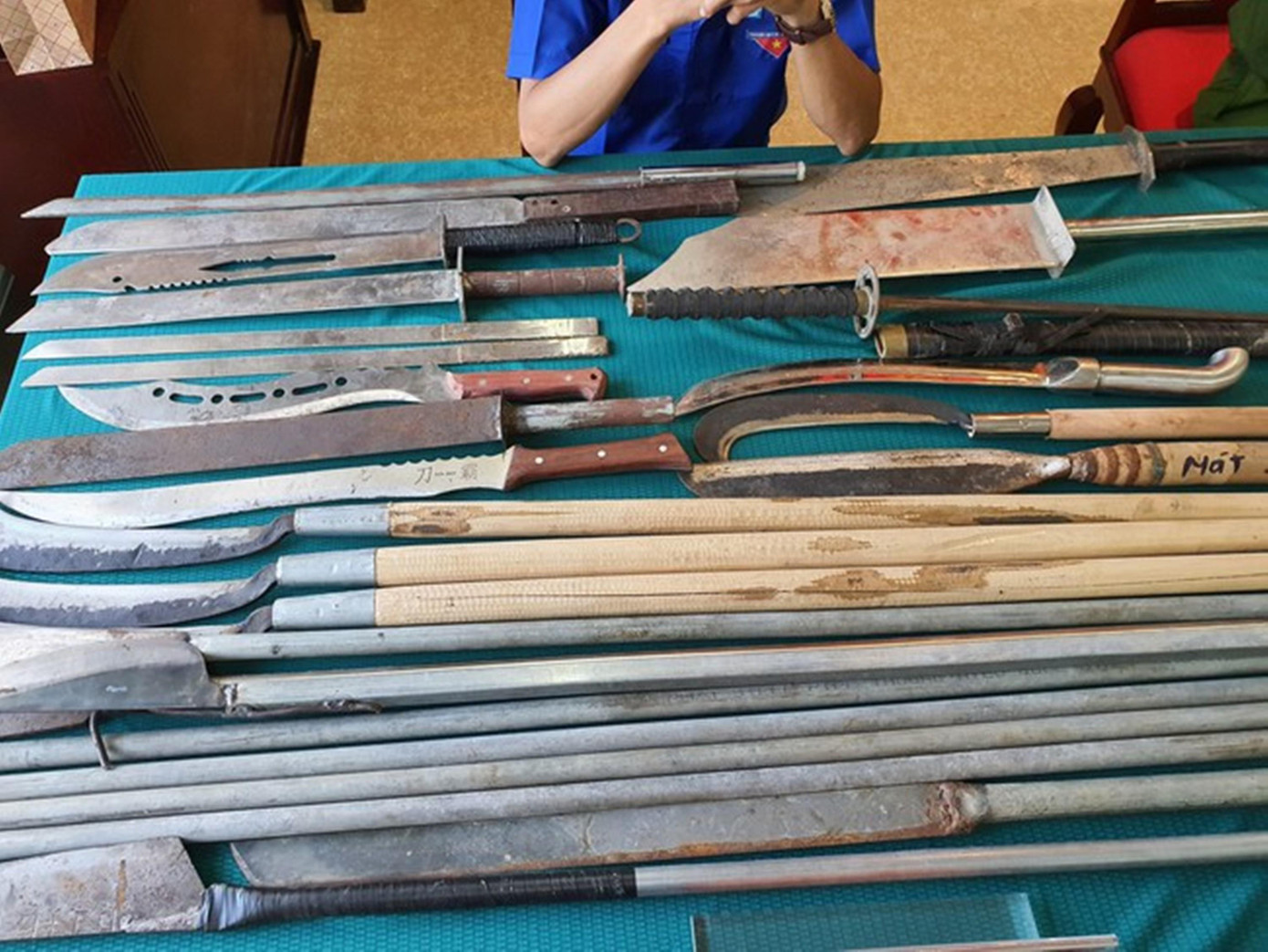 Công an còn vận động thu hồi rất nhiều loại hung khí. Ảnh: CA Công an còn vận động thu hồi rất nhiều loại hung khí. Ảnh: CA