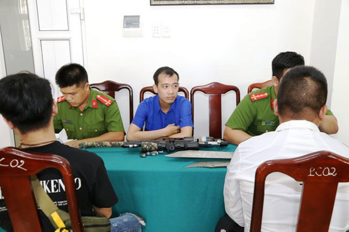 Người dân đến Công an TT-Huế giao nộp súng đạn, dao kiếm, công cụ hỗ trợ. Ảnh: CA Người dân đến Công an TT-Huế giao nộp súng đạn, dao kiếm, công cụ hỗ trợ. Ảnh: CA