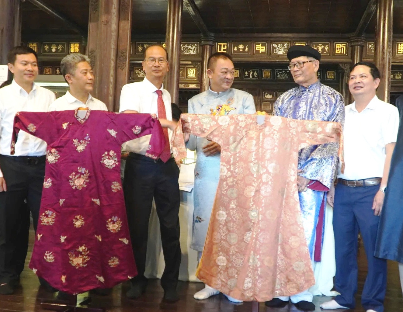 Trung tâm Bảo tồn Di tích Cố đô Huế tổ chức tiếp nhận hai chiếc áo dài từng thuộc sở hữu của bà Từ Cung. Ảnh: Trang Thùy Trung tâm Bảo tồn Di tích Cố đô Huế tổ chức tiếp nhận hai chiếc áo dài từng thuộc sở hữu của bà Từ Cung. Ảnh: Trang Thùy