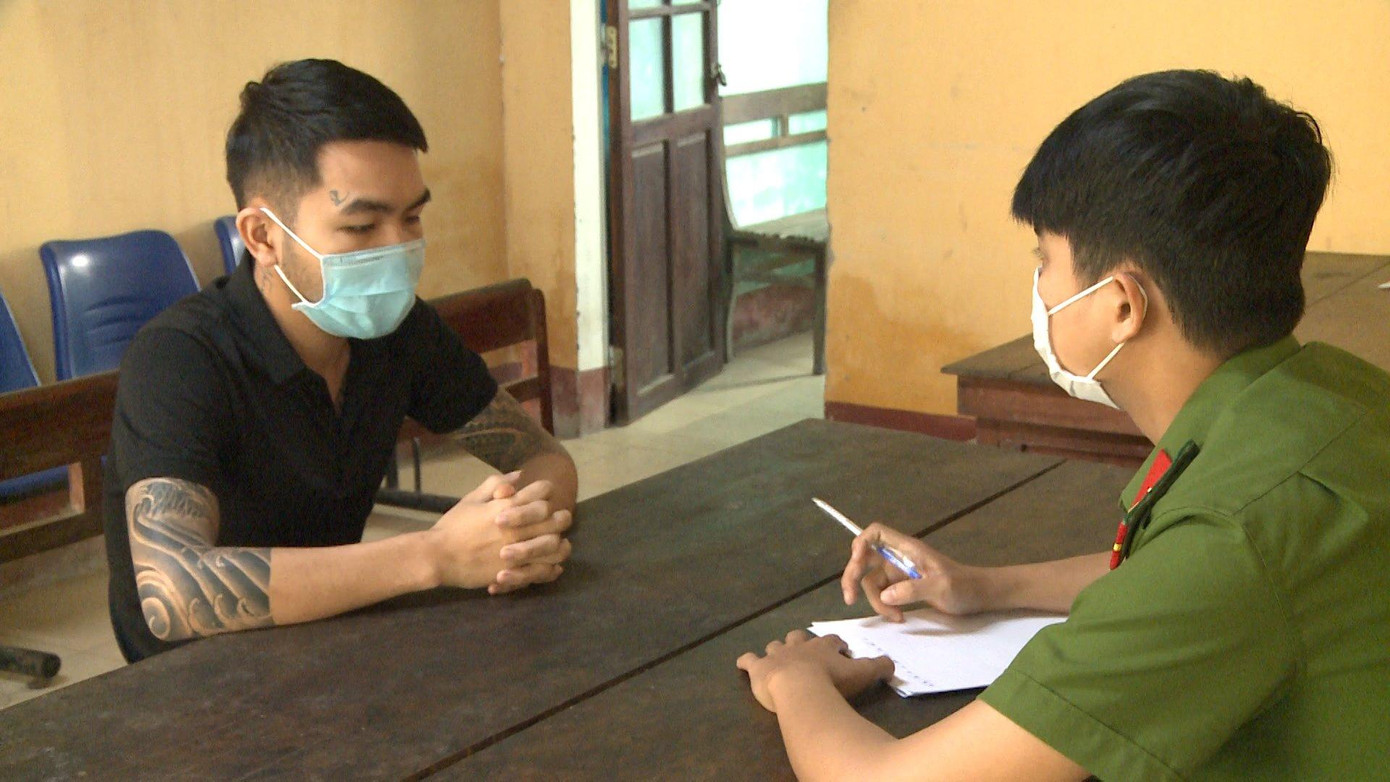 Trần Viết Lợi (bìa trái) đóng vai trò giúp sức thực hiện hành vi lừa đảo