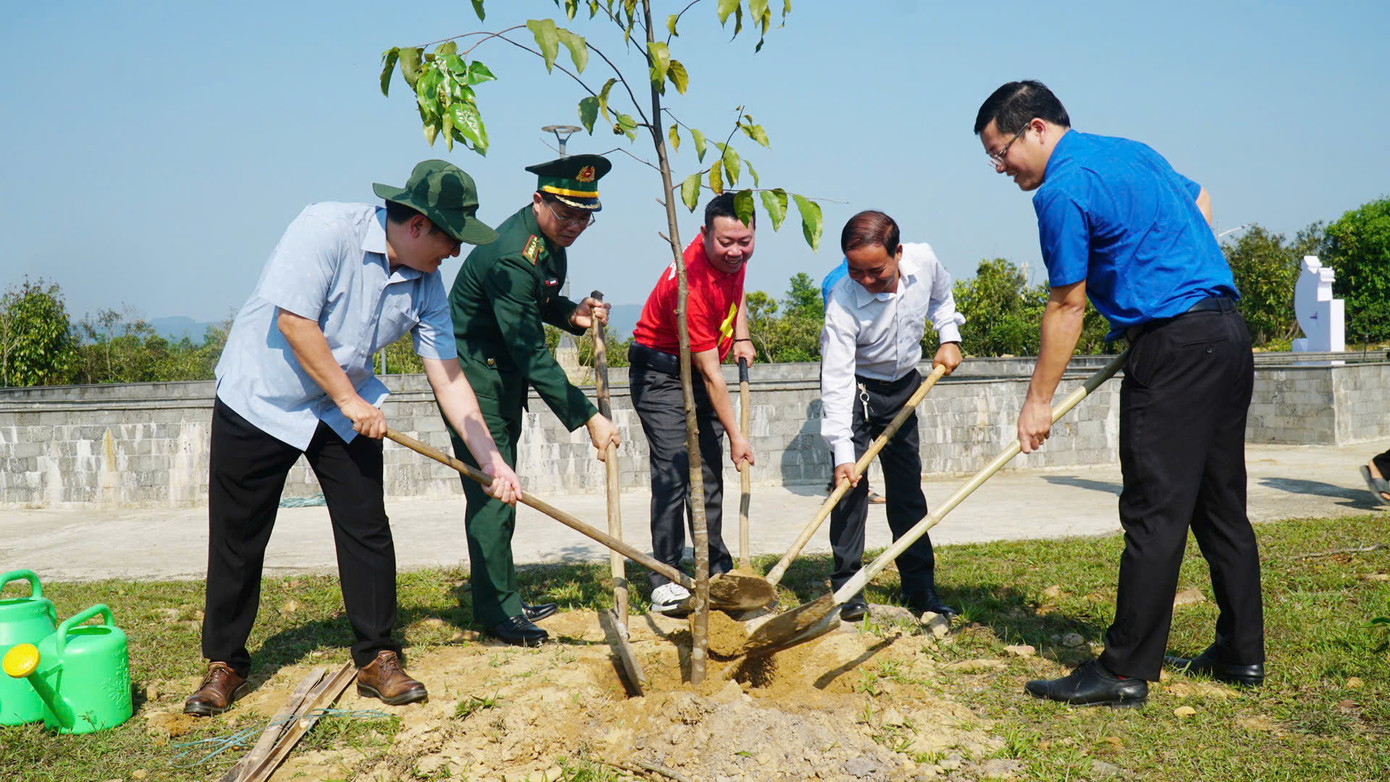 Thực hiện công trình Hàng cây thanh niên Thực hiện công trình Hàng cây thanh niên