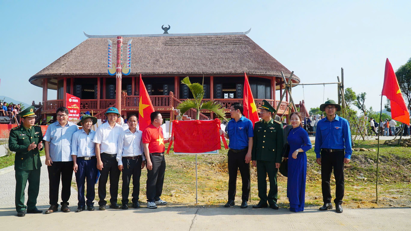 Xây dựng công trình Tuyến đường cờ Tổ quốc. Xây dựng công trình Tuyến đường cờ Tổ quốc.