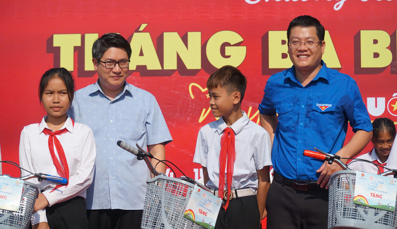 Tặng xe đạp cho học sinh có hoàn cảnh khó khăn vùng biên giới. Tặng xe đạp cho học sinh có hoàn cảnh khó khăn vùng biên giới.