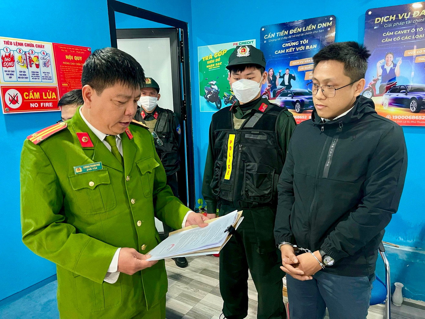 Đọc lệnh khởi tố, bắt tạm giam đối tượng Lương Hoàng Nhật Nam. Ảnh: CACC