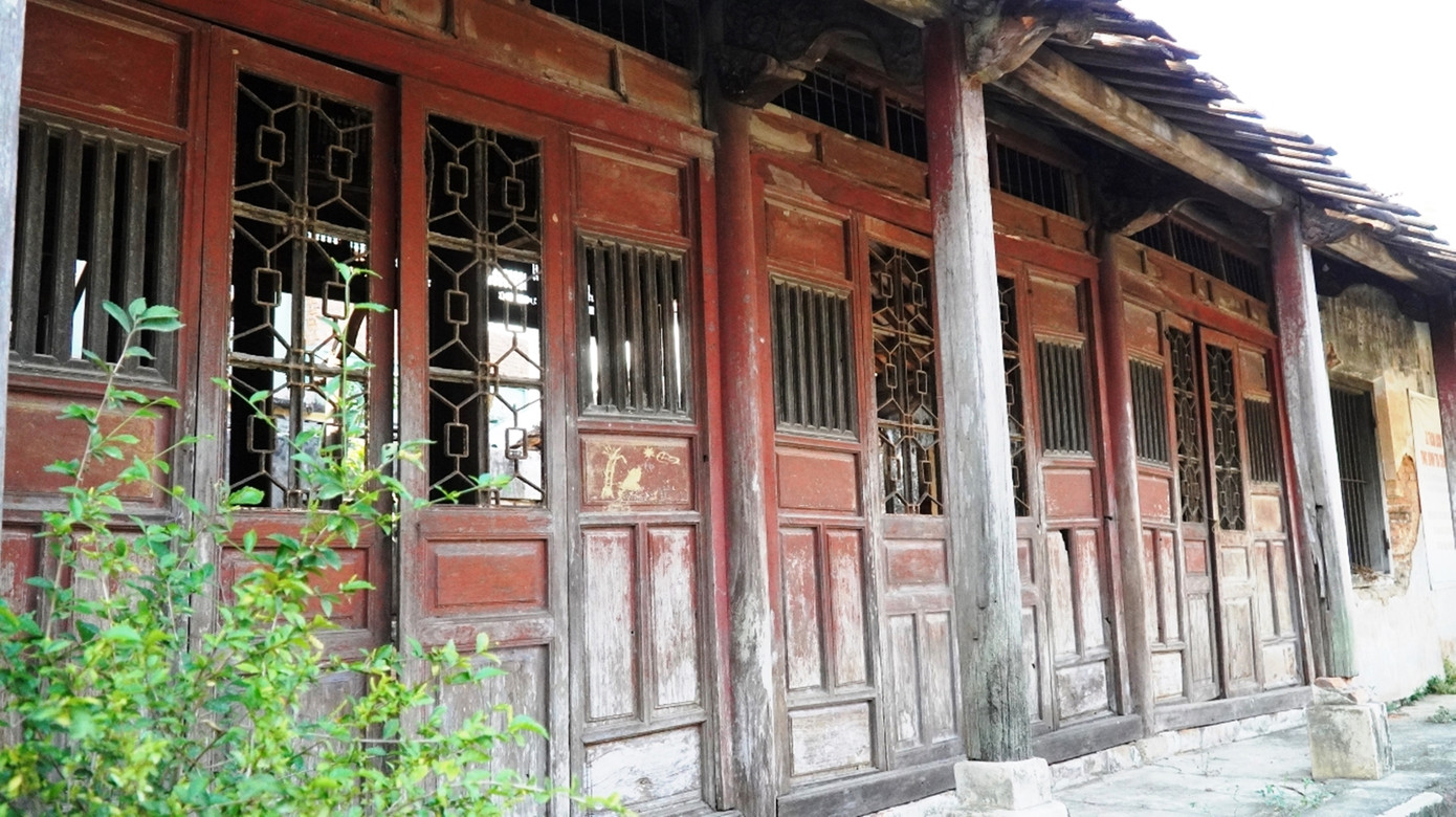 Liên quan thực trạng này, báo Tiền Phong từng có bài “Khu vườn thơ Châu Hương Viên: Di tích hay phế tích?”, đề cập đến một địa chỉ văn hóa đặc biệt xứ Huế là Châu Hương Viên - khu vườn thơ từng ghi dấu “Vĩ Hương thi xã” và “Hương Bình thi xã” gắn với tên tuổi danh nhân xứ Huế Ưng Bình Thúc Giạ Thị, kể từ sau 2 năm được công nhận di tích, nơi đây vẫn trong tình trạng phế tích. Liên quan thực trạng này, báo Tiền Phong từng có bài “Khu vườn thơ Châu Hương Viên: Di tích hay phế tích?”, đề cập đến một địa chỉ văn hóa đặc biệt xứ Huế là Châu Hương Viên - khu vườn thơ từng ghi dấu “Vĩ Hương thi xã” và “Hương Bình thi xã” gắn với tên tuổi danh nhân xứ Huế Ưng Bình Thúc Giạ Thị, kể từ sau 2 năm được công nhận di tích, nơi đây vẫn trong tình trạng phế tích.