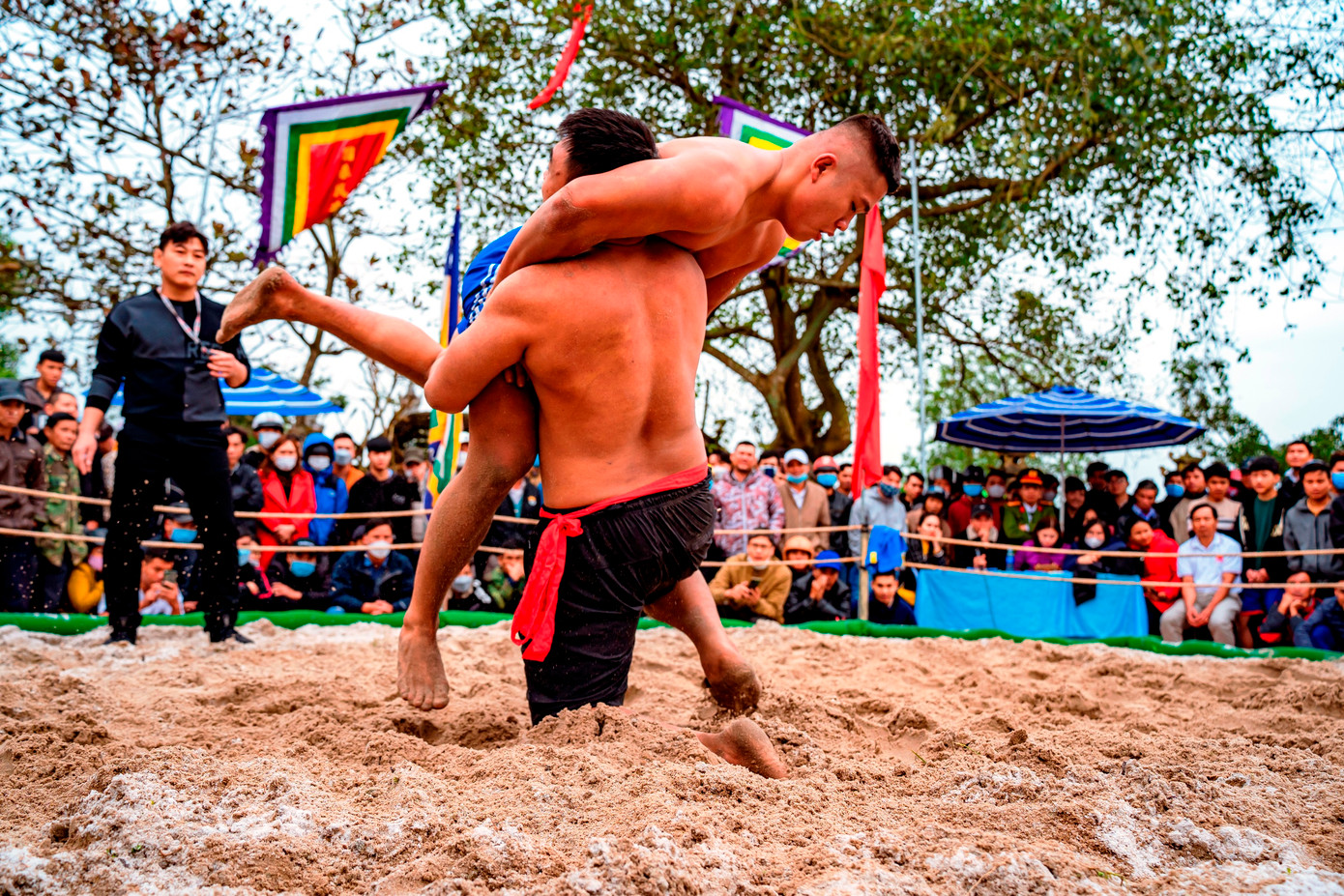 Hội vật áp dụng nguyên tắc của luật thi đấu vật dân tộc. Ảnh: Đình Hoàng