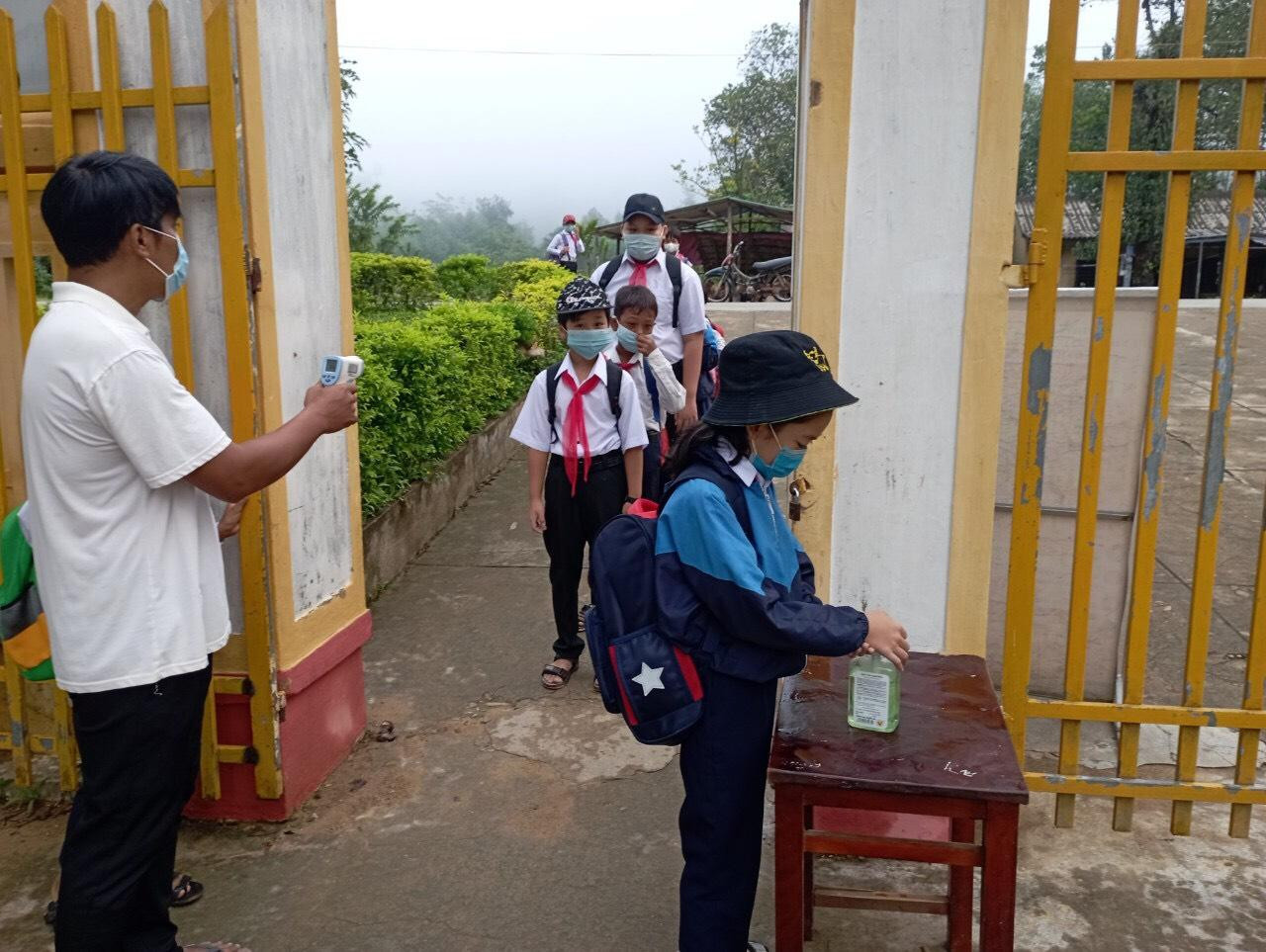 Thầy và trò tại vùng cao A Lưới tuân thủ nghiêm túc quy định phòng chống dịch khi quay trở lại trường lớp Thầy và trò tại vùng cao A Lưới tuân thủ nghiêm túc quy định phòng chống dịch khi quay trở lại trường lớp