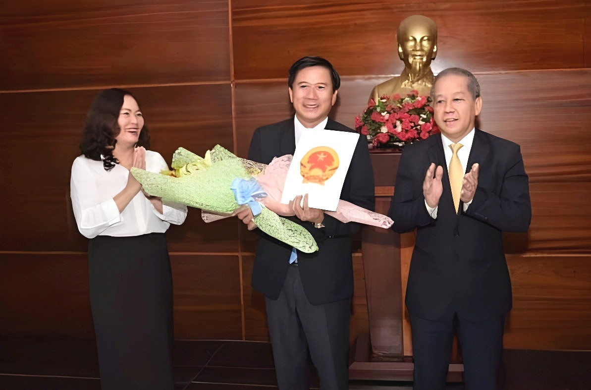 Ông Nguyễn Đại Vui (giữa) - Thành ủy viên, nguyên Giám đốc Sở Kế hoạch và Đầu tư TP Huế, xin nghỉ hưu trước tuổi theo Nghị định 177. Ông Nguyễn Đại Vui (giữa) - Thành ủy viên, nguyên Giám đốc Sở Kế hoạch và Đầu tư TP Huế, xin nghỉ hưu trước tuổi theo Nghị định 177.