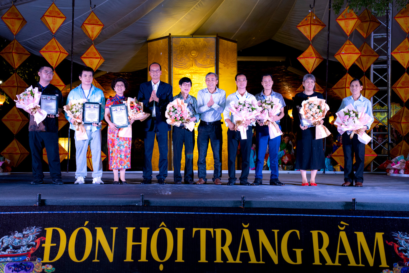 Trao chứng nhận cho các nghệ nhân tham gia đêm hội. (Ảnh: Đình Hoàng)