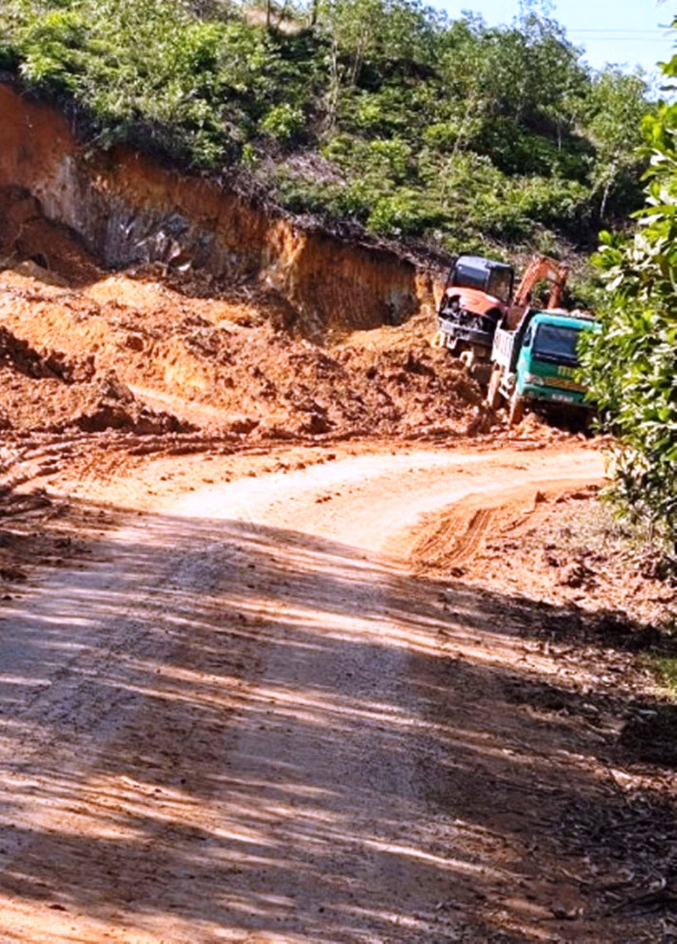 Việc khai thác đất lậu không chỉ lén lút vào ban đêm mà còn diễn ra vào cả ban ngày, ngay bên tuyến đường tỉnh có nhiều người và phương tiện giao thông qua lại.