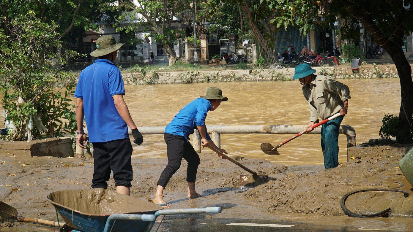 Nước lũ rút đến đâu, công tác dọn vệ sinh của đoàn viên, thanh niên được tiến hành đến đó. Ản: N.V