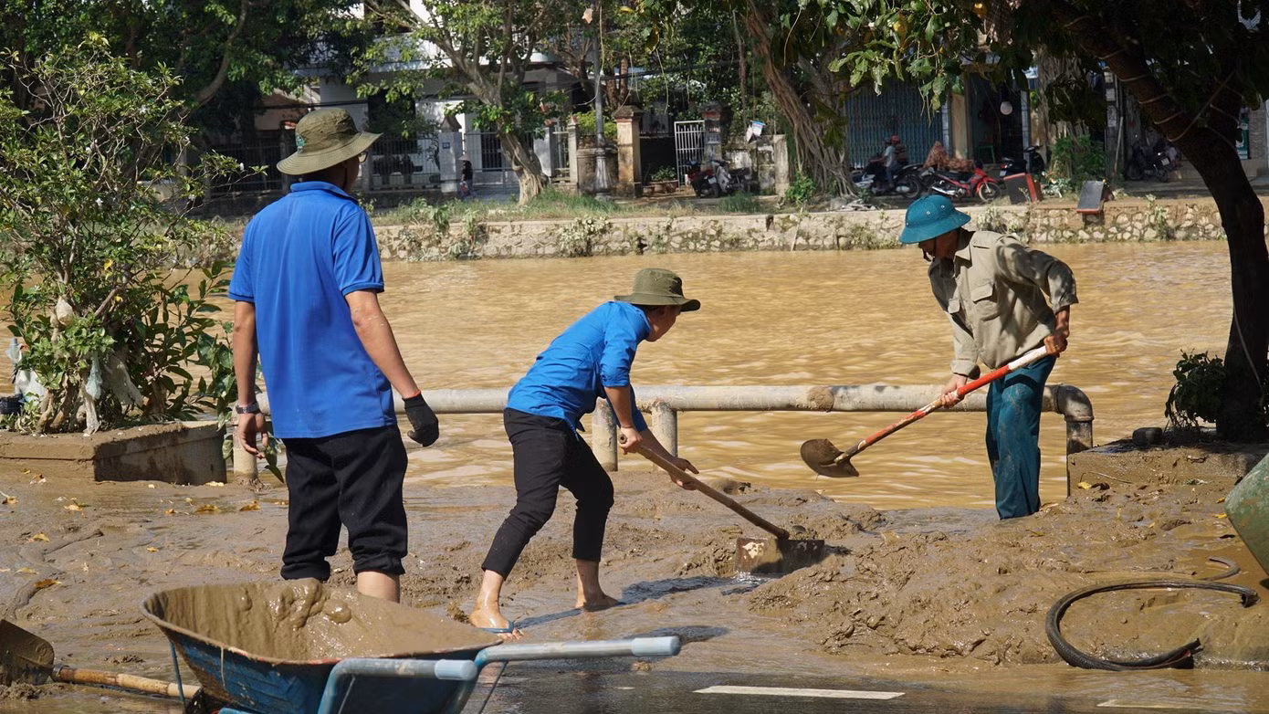 Nước lũ rút đến đâu, công tác dọn vệ sinh của đoàn viên, thanh niên được tiến hành đến đó. Ản: N.V