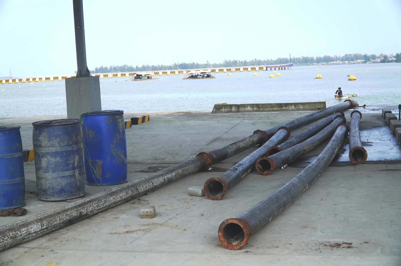 Bên trong khu hạ tầng cảng vẫn còn ngổn ngang các vật dụng. Ảnh: N.V