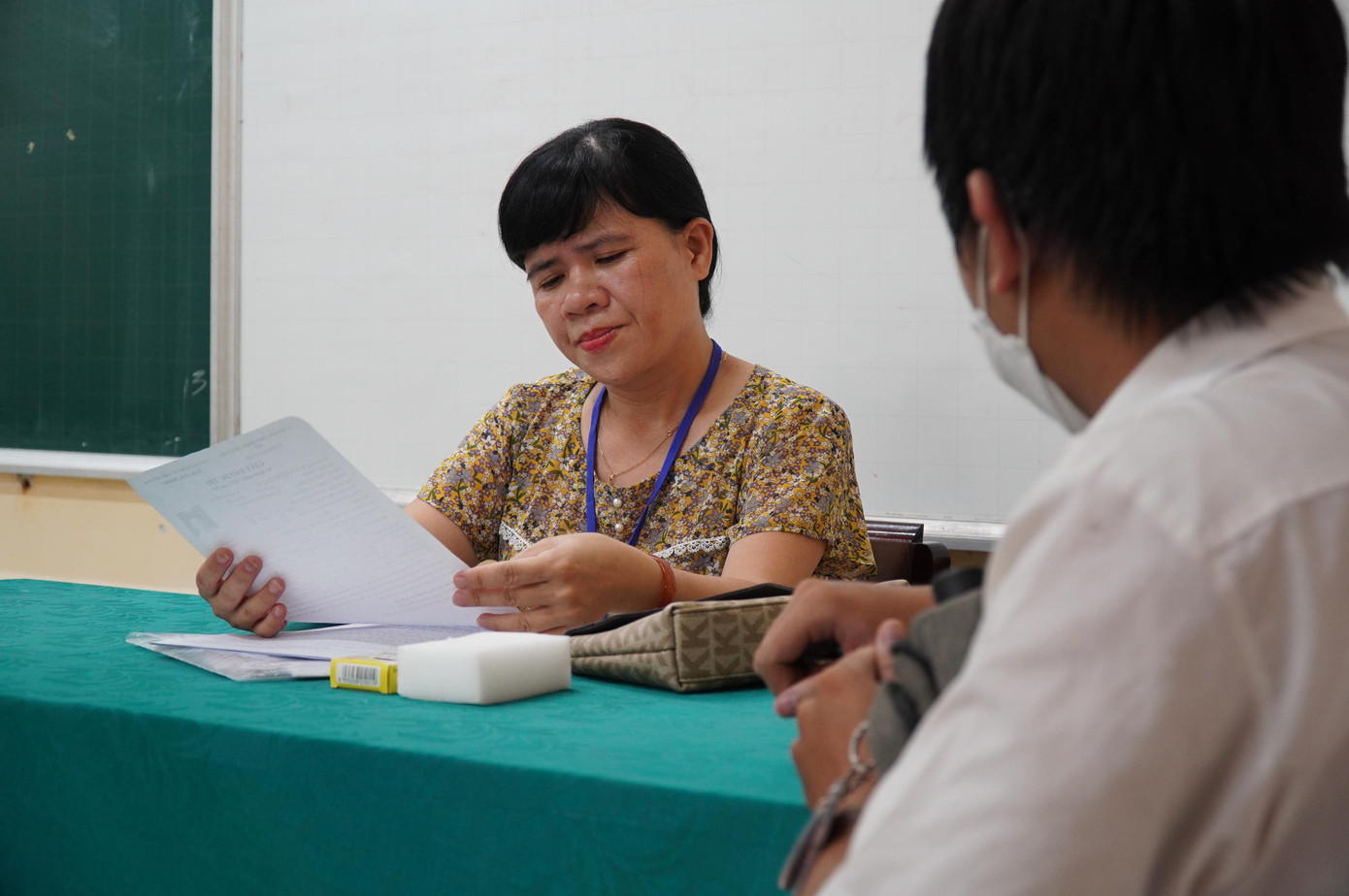 Các thí sinh tại Huế đã được các giám thị, cán bộ làm công tác coi thi hướng dẫn tận tình.