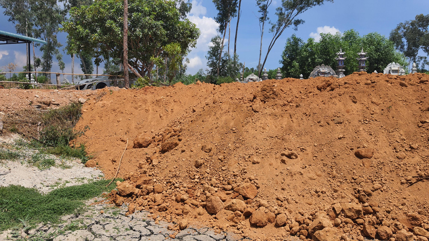 Lãnh đạo xã Thủy Phù từng cho rằng, hành vi san lấp, hoại đất sản xuất như thế này là không vi phạm pháp luật. Tuy nhiên, sau phản ánh của báo chí, chính quyền xã lại lập biên bản về hành vi "hủy hoại đất nông nghiệp" Lãnh đạo xã Thủy Phù từng cho rằng, hành vi san lấp, hoại đất sản xuất như thế này là không vi phạm pháp luật. Tuy nhiên, sau phản ánh của báo chí, chính quyền xã lại lập biên bản về hành vi "hủy hoại đất nông nghiệp"