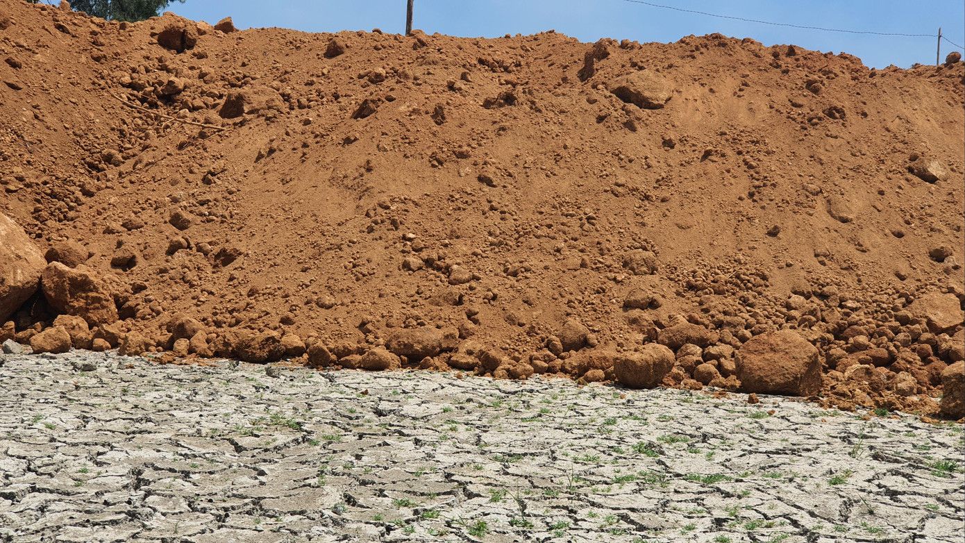 Đất đá từ đồi núi tập kết, bồi lấp lên đất nông nghiệp có thành phần đất ao hồ đang sử dụng Đất đá từ đồi núi tập kết, bồi lấp lên đất nông nghiệp có thành phần đất ao hồ đang sử dụng