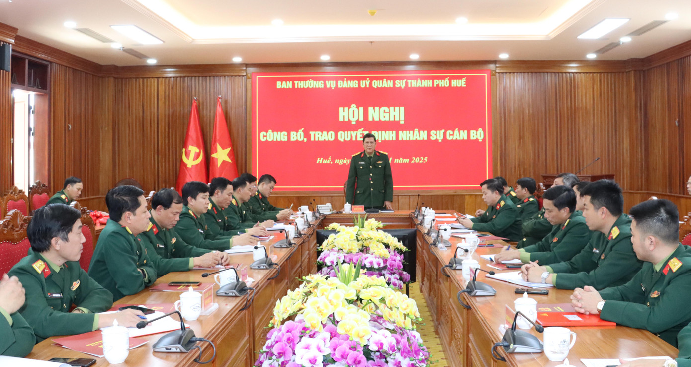 Đại tá Hoàng Văn Nhân - Phó Bí thư Đảng ủy, Chính ủy Bộ Chỉ huy Quân sự thành phố Huế - chủ trì hội nghị. Đại tá Hoàng Văn Nhân - Phó Bí thư Đảng ủy, Chính ủy Bộ Chỉ huy Quân sự thành phố Huế - chủ trì hội nghị.