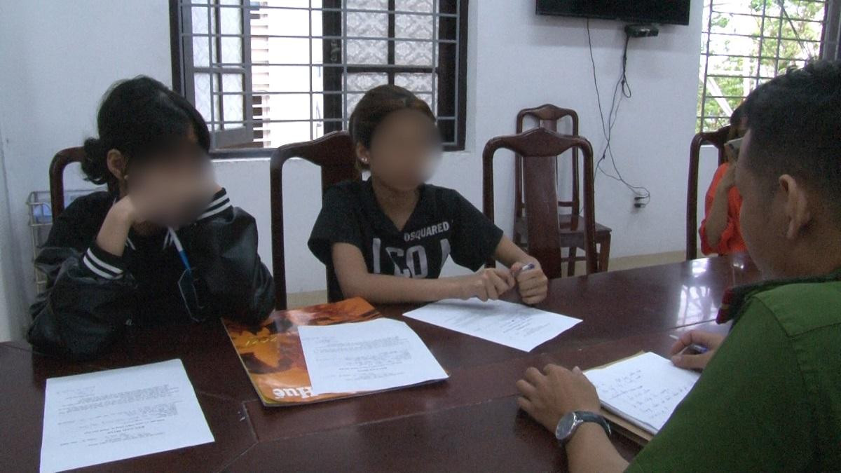 Công an xác định, hai thiếu nữ này không phải là nữ sinh. Công an xác định, hai thiếu nữ này không phải là nữ sinh.