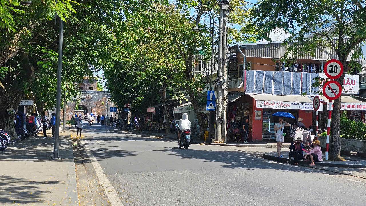 Biển báo hiếm hoi giới hạn tốc độ 30km/h được lắp dựng trên tuyến đường qua cửa Ngăn, Kinh thành Huế.