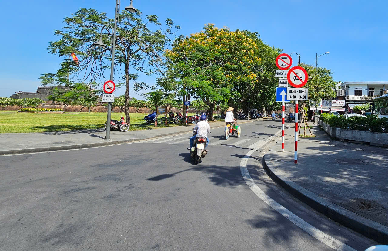 Các tuyến đường bên trong Kinh thành Huế (quận Phú Xuân) vắng bóng xe điện chở du khách hoạt động.