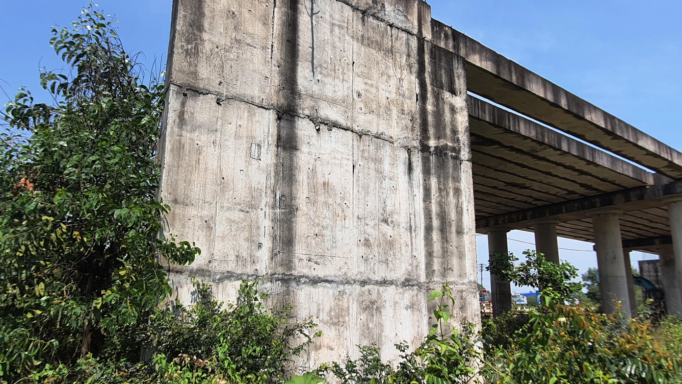 Công trình cầu vượt hàng chục tỷ dang dở nhiều năm, ngập trong cỏ và um tùm cây dại