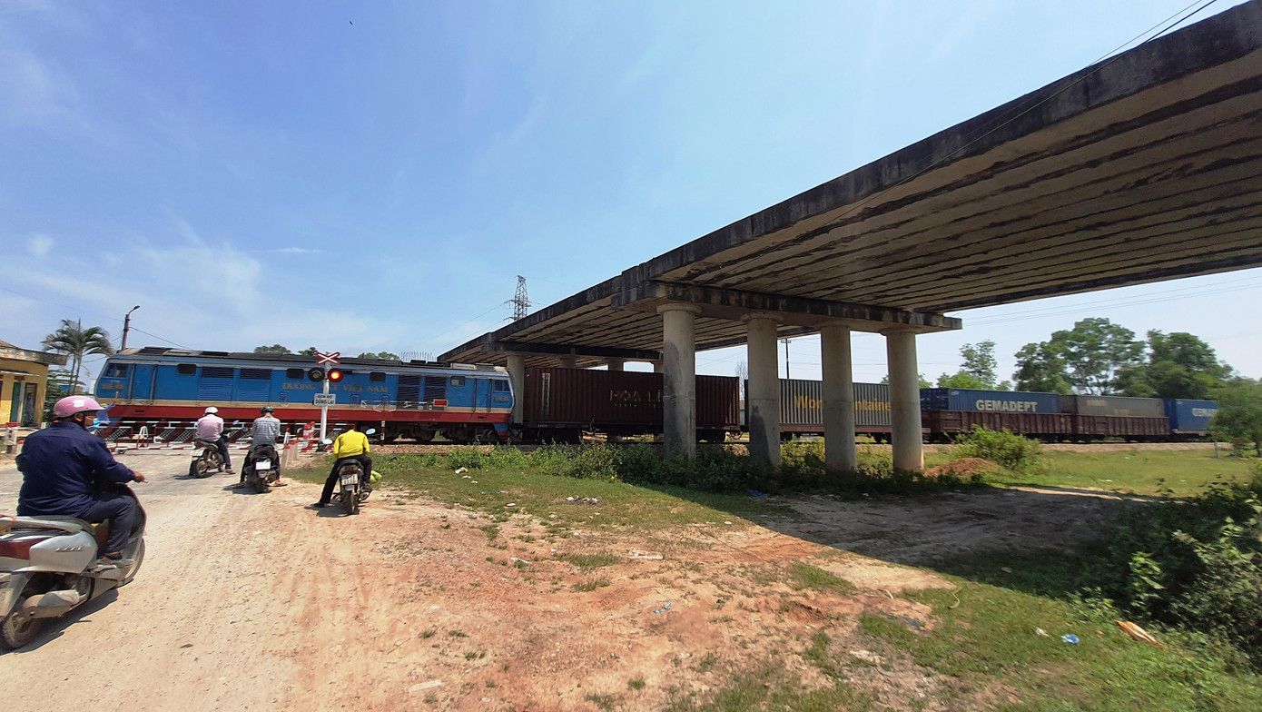 Do đây là cây cầu có chức năng đặc biệt, vượt đường sắt, vừa bảo đảm an toàn giao thông cho cả đường sắt lẫn đường bộ, do đó đòi hỏi chất lượng tuyệt đối bảo đảm