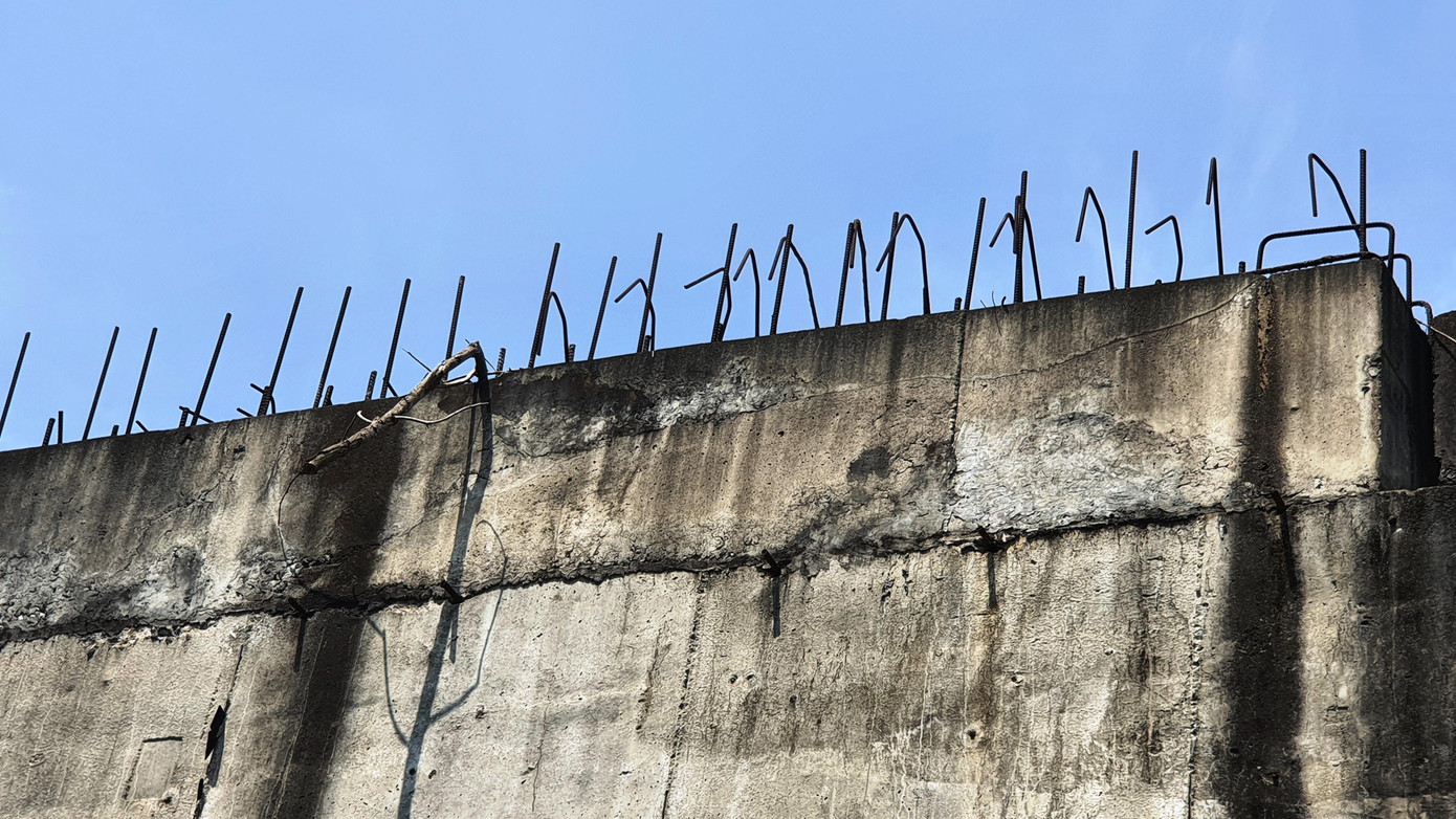 Kết cấu xuống cấp, sắt thép gỉ mục dù công trình chưa hoàn thiện