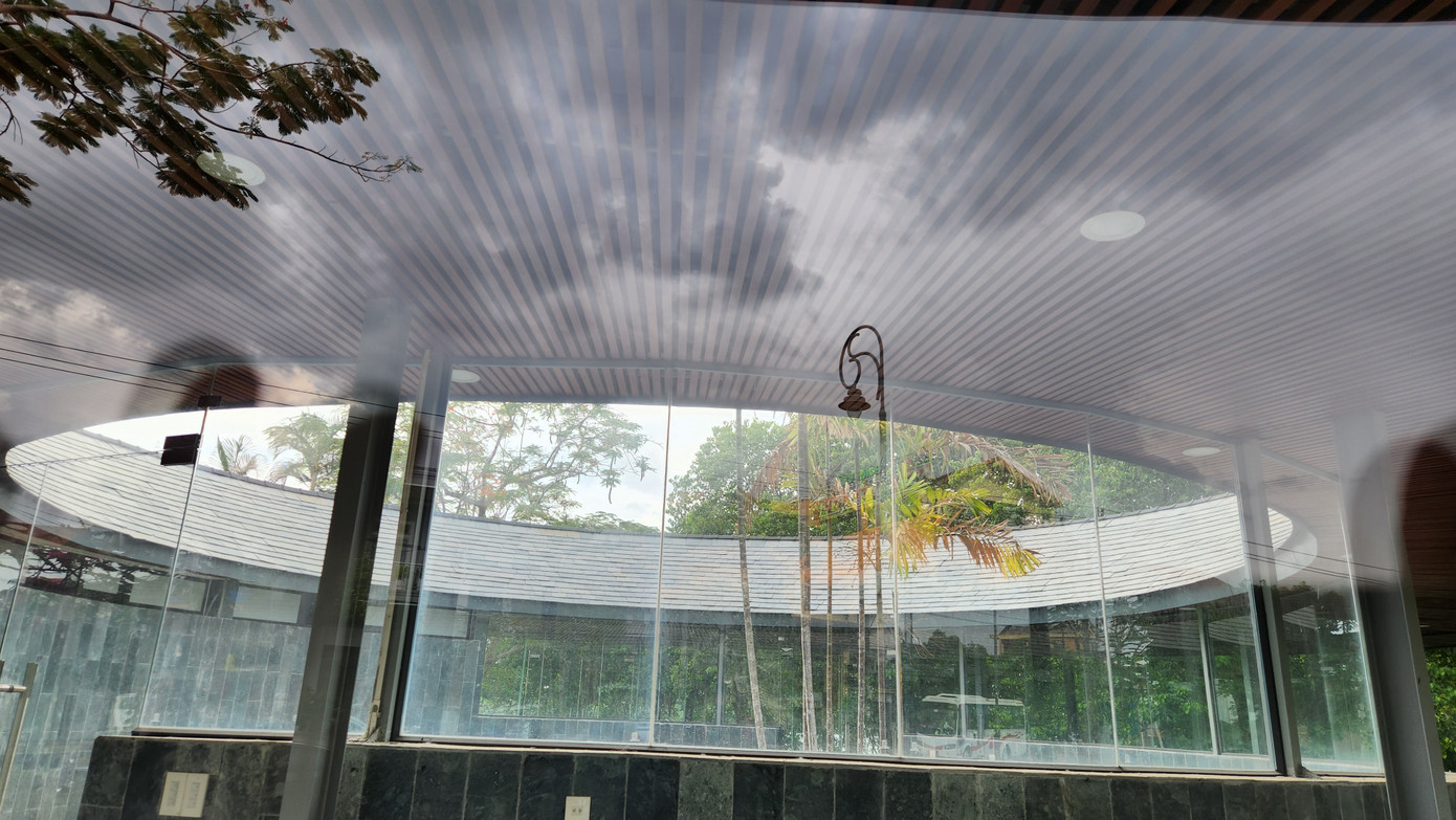 Nhà vệ sinh này được thiết kế bao quanh một tâm tròn, bên trong bố trí cây xanh tạo môi trường trong lành, thân thiện.