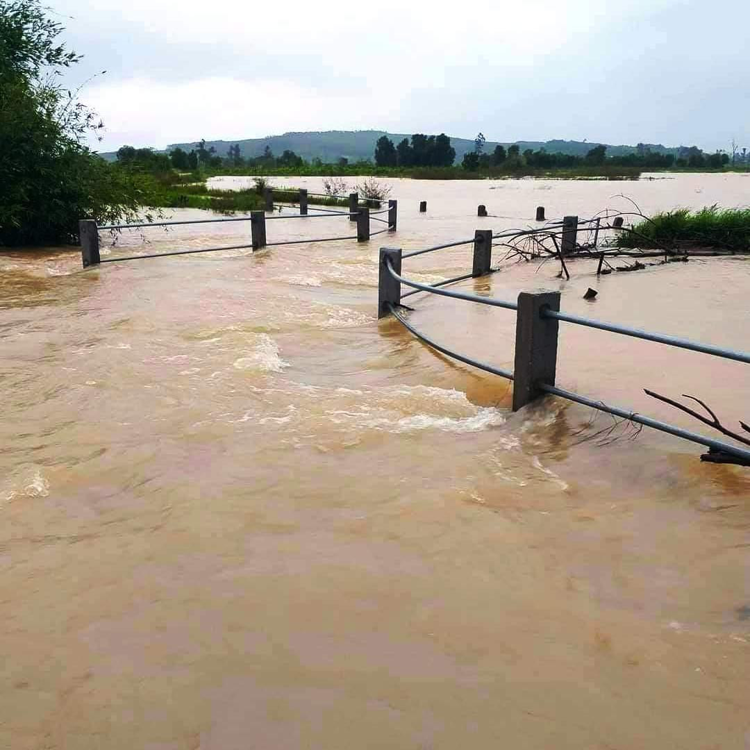 Đường sá tại huyện Phong Điền biến thành sông. Ảnh: Hà Nguyên Đường sá tại huyện Phong Điền biến thành sông. Ảnh: Hà Nguyên