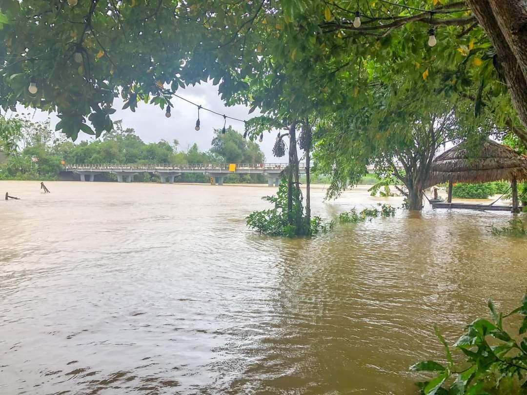 Khu vực ven sông tại TT-Huế đã bị ngập trong lũ. Ảnh: Hà Nguyên Khu vực ven sông tại TT-Huế đã bị ngập trong lũ. Ảnh: Hà Nguyên