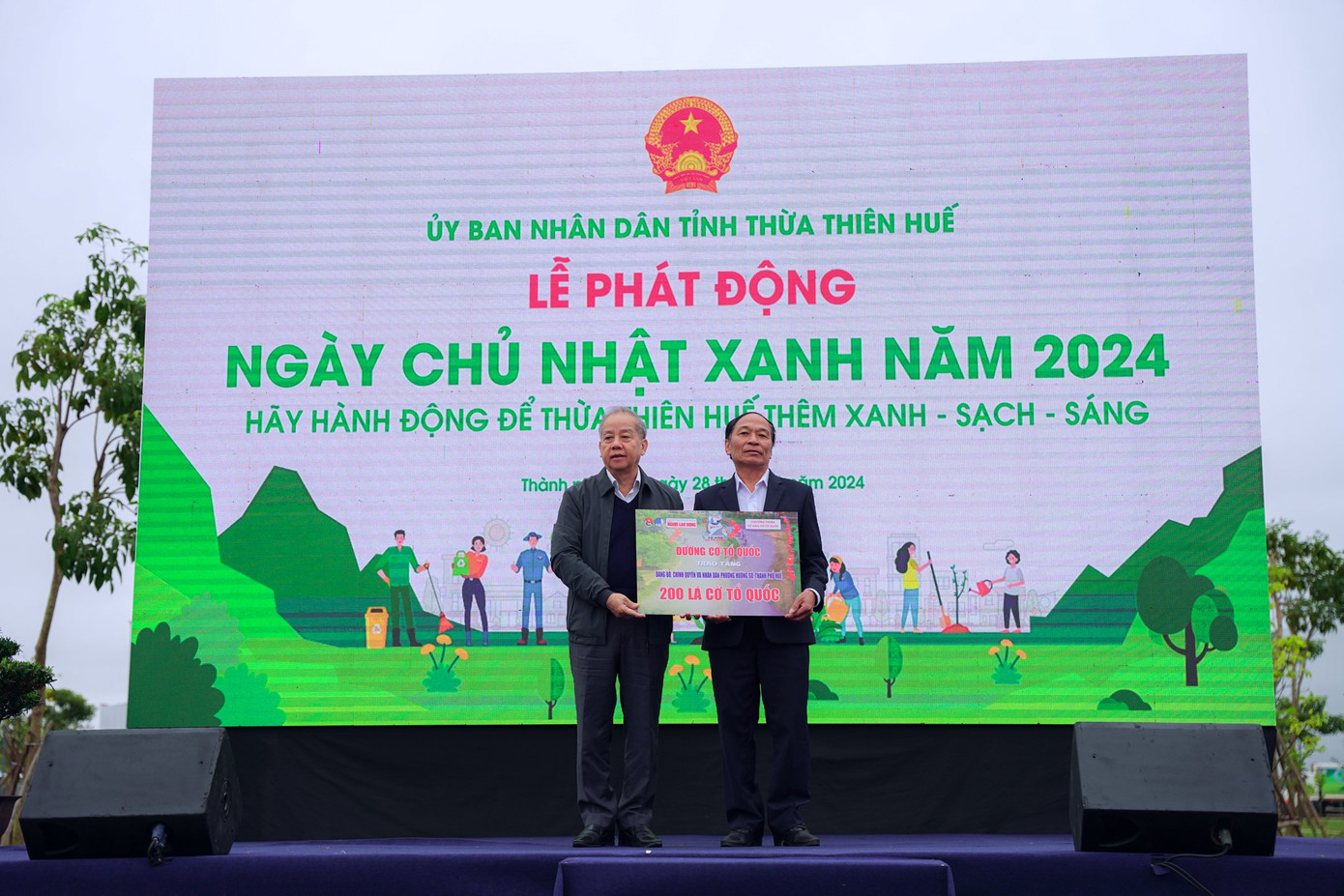 Trao tặng 200 lá cờ Tổ quốc cho phường Hương Sơ (TP. Huế)