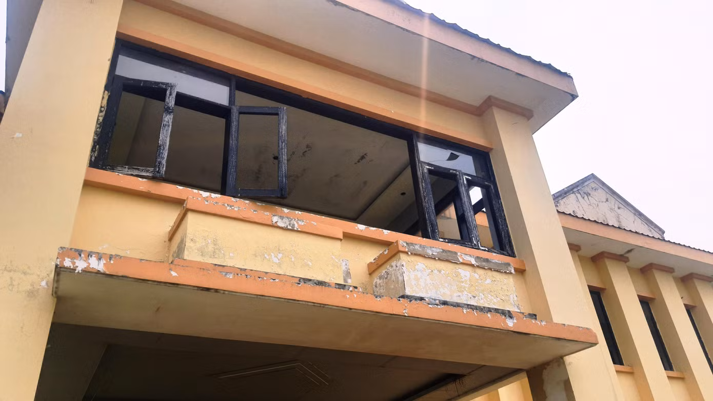 Do bỏ hoang nhiều năm, khu nhà điều hành cao tầng bị xuống cấp, các tấm chắn bằng kính bị vỡ toang hoác Do bỏ hoang nhiều năm, khu nhà điều hành cao tầng bị xuống cấp, các tấm chắn bằng kính bị vỡ toang hoác