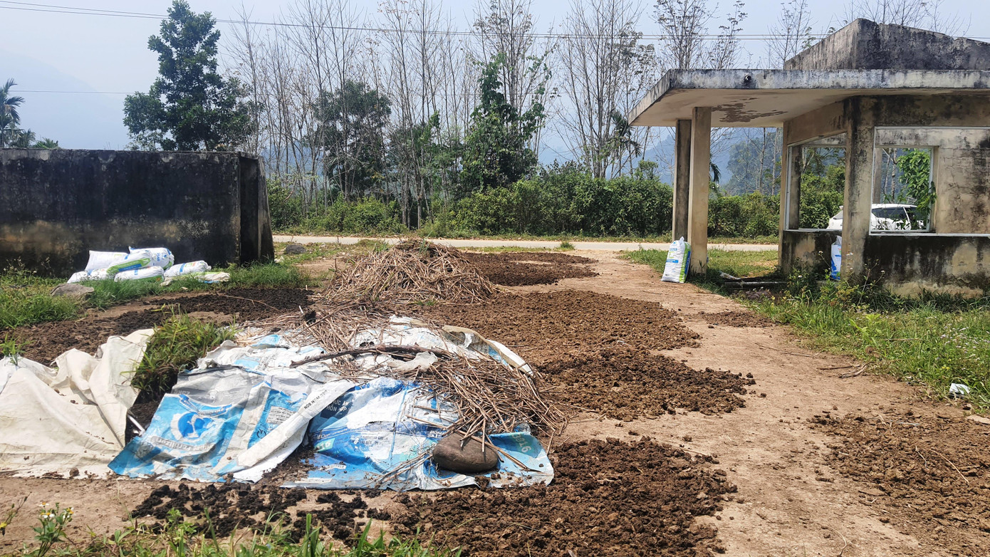 Công trình bỏ hoang còn trở thành nơi sản xuất phân chuồng của dân địa phương